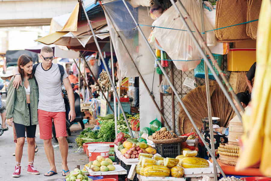 pareja de turistas conociendo en iconico mercado Chino